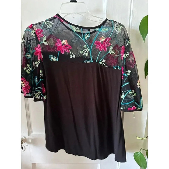 Kim & Cami Women’s size medium floral top - Picture 6 of 6
